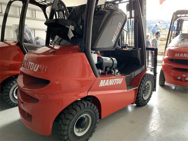 Xe nâng dầu Manitou 2.5 tấn có sẵn tại kho Xe Nâng Việt
